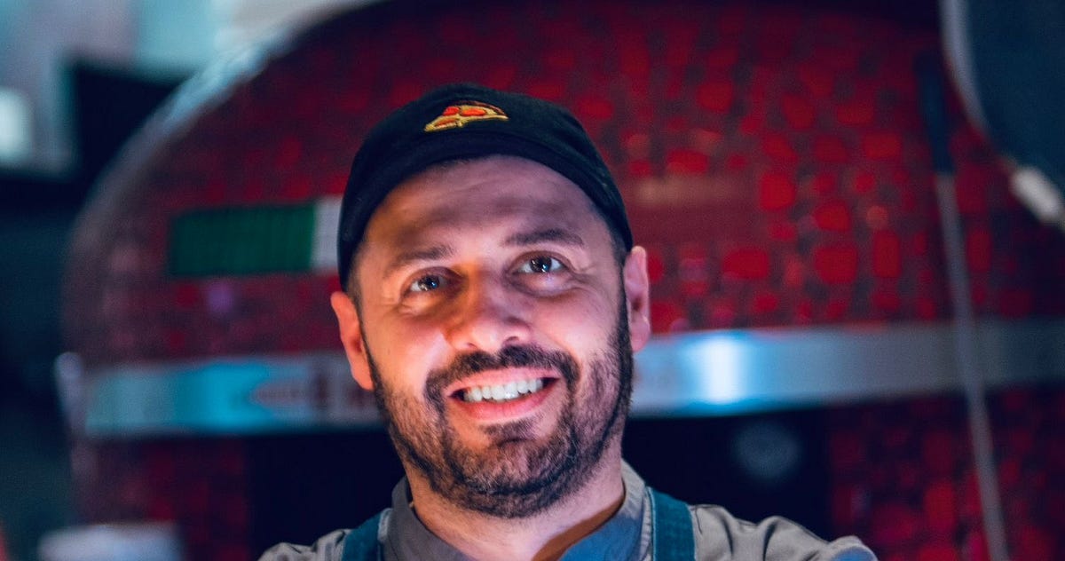 Biglietto di auguri natalizio decorato con rami di abete, ghirlande