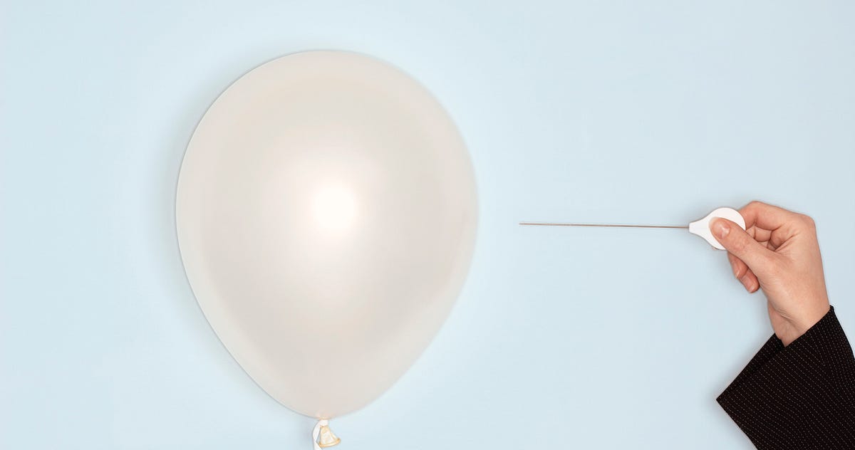 как лопнуть шарик. воздушный шарик лопается. как лопнуть шарик. лопнувшие шары. как лопнуть шарик.