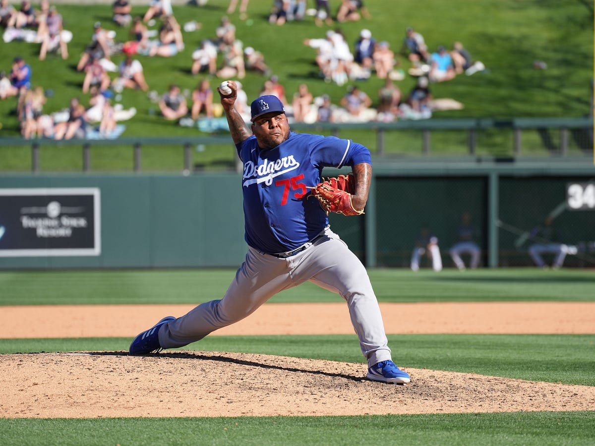 Dodgers select contract of right-handed pitcher Reyes Moronta