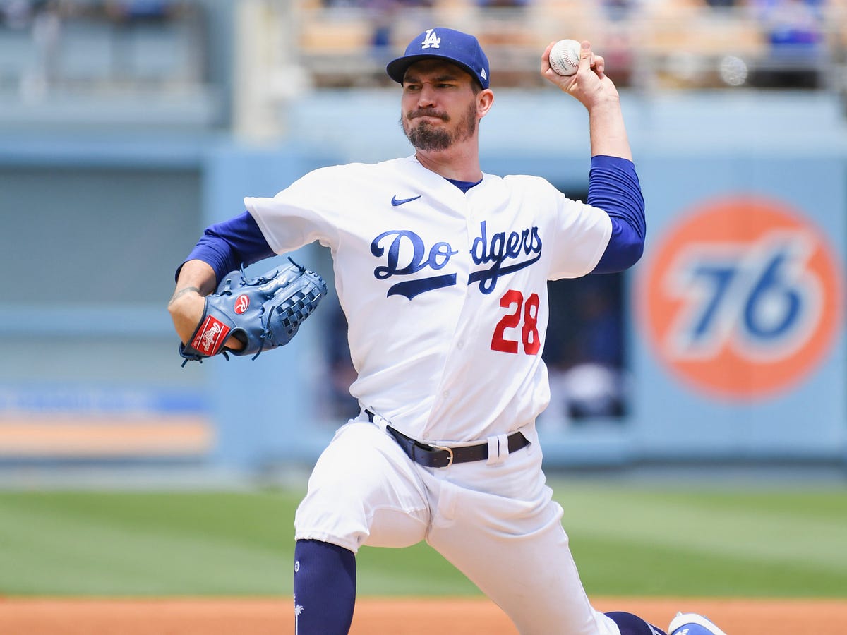 Mom throws best: Dave Roberts' mom tosses 1st pitch in LA