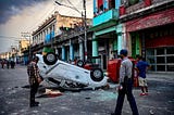 Un vehículo de policía volcado durante las protestas en La Habana, 11.07.2021. YAMIL LAGE AFP