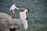 It’s so exciting for newlyweds to “take wedding photos” on the 580m cliff!