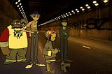 Membros virtuais da banda Gorillaz (Russel, 2D, Noodle e Mordec) em um túnel de uma rua, com “Gorillaz” pichado numa das paredes do túnel atrás deles.