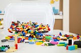 Boite de Lego renversée