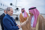 SIRIA ESCE DALL’ISOLAMENTO. MINISTRO DEGLI ESTERI RICEVUTO IN ARABIA SAUDITA