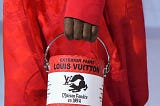 Louis Vuitton bán túi ‘thùng sơn’ giá