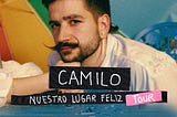 Fotografia de perfil do cantor Camilo contra um fundo colorido. Abaixo de seu rosto, as palavras “Camilo” e “Nuestro lugar feliz tour” estão escritas.