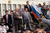 El primer presidente de Rusia, Boris Yeltsin, reunido con el antigo Consejo de Ministros sobre un tanque el día del golpe de Estado. REUTERS