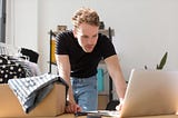 Homem usando o computador para vender na internet