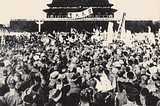 1919 年 5 月 4 日，北京十三所學校的三千多名學生，集會於北京天安門。
