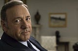 Netflix provoca políticos brasileiros com anúncio de House of Cards em aeroporto