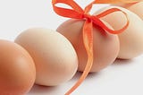 An image of eggs decorated as gifts to signify ‘egg donation’.
