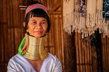 Las mujeres de los cuellos de jirafa