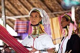 Rencontre les femmes au long cou durant un voyage birmanie thailande