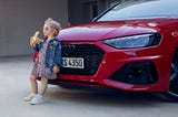Controversial Audi advertisement (excerpt): ‘We sincerely apologise for this insensitive image.’ Photo: Audi Photo of a little girl in front of the radiator grille of an Audi RS4. She is wearing a short summer dress, a denim jacket and sunglasses and is eating a banana. Above it, the manufacturer’s message appeared in a tweet in 2020: ‘Lets your heart beat faster — in every aspect.’