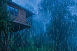 Barulho de Chuva para Dormir Imediatamente — Chuva Forte no Telhado e Trovões na Floresta Nebulosa