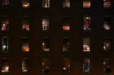 Diversas janelas de um prédio, cada uma com pessoas realizando atividades diferentes