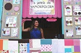 Microempreendedora faz sucesso vendendo doces na janela de casa