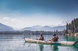 Dos personas en un kayak