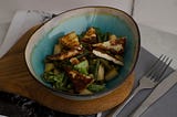picture of blue pottery bowl containing halloumi and vegetables