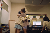 Lorena Blume abrazando fuertemente a su compañera y amiga Milena Warthon con quién re-versionó su canción “CANCIÓN Q” del album “CUCARACHA CHUECA”” año del 2018.