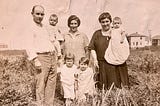 Photo a family with children in a field in Italy