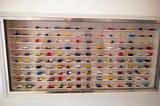 Pourquoi l’artiste Damien Hirst se sert-il des médicaments pour faire des œuvres d’art ?