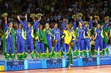 A seleção masculina de vôlei no pódio em Atenas. Foto: reprodução.