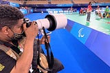 João Maia fotografando com sua câmera nos Jogos Paralímpicos de Tóquio 2020