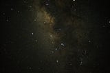 Imagem simples mostrando um céu escuro pontuado por estrelas.
