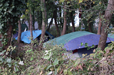 Les migrants et demandeurs d’asile changent régulièrement leurs tentes d’emplacement, suite aux récurrentes interventions de