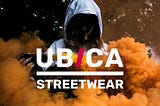 Imagen estilo urbana donde hay una persona, no se le ve la cara, con sudadera y capucha, envuelta por humo naranja. y en primer plano se distingue la maraca UBICA / STREETWEAR