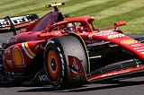 Carlos Sainz vence no Grande Prêmio da Austrália, e com Leclerc a Ferrari sela a vitória no…
