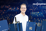Michael Knöpfle, Geschäftsführer der PSsystec GmbH, vor digitalem Datenhintergrund mit verschiedenen IoT-Geräten aus der SMARTbox-Reihe — darunter SMARTebox, SMARTbox, SMARTbox nanoIO, SMARTsocket und weitere IoT-Gateways.