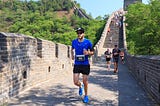 Het verhaal van de jongen die tijdens de Great Wall Marathon met zijn neus tegen de muur liep