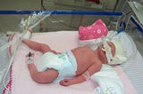 Bebê luta pela vida após nascer com 15 buracos no coração e contrair meningite na hora do parto