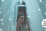 Mujer utilizando unas gafas de realidad virtual