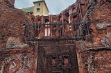 https://upload.wikimedia.org/wikipedia/commons/5/54/Enterence_of_secret_tunnel_%2C_Lalbagh_fort_1.jpg