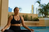 yoga sukhasana o postura facil