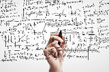 Vários cálculos matemáticos escritos em uma tela de vidro, com uma mão empunhando uma caneta sobre a tela.