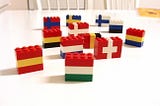 Steagurile unor țări din UE, făcute din LEGO.