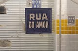 adesivo colado no vidro de um ponto de ônibus “Rua do amor”