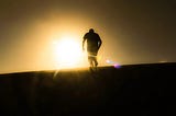 Como quem anda à luz do dia
