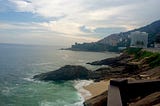 Onde a natureza encontra o seu destruidor – favela no morro Dois Irmãos, RJ