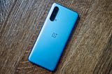 De achterkant van de OnePlus Nord CE