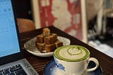 《溫州街咖啡廳散策 1》期末考週，抹茶牛奶和香蕉磅蛋糕
