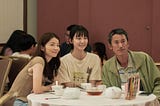 林覺民晚年和兩個女兒同坐一張桌子用餐，有些許尷尬地留下了三人的合照。沒有直白的道歉，也許這樣的相遇，就是最好的和解。