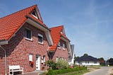 Frisch gebaute Häuser (Symbolbild): Die Nachfrage nach Immobiliendarlehen zieht an. Bildquelle: © PantherMedia / Torsten Krüger