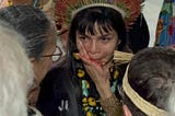Txai Suruí chorando depois da abordagem dos seguranças da ONU na COP16 — Foto: Mayara Subtil