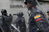 Venezuelan National Police members stand guard outside the National Assembly. © Cristian Hernandez / AFP